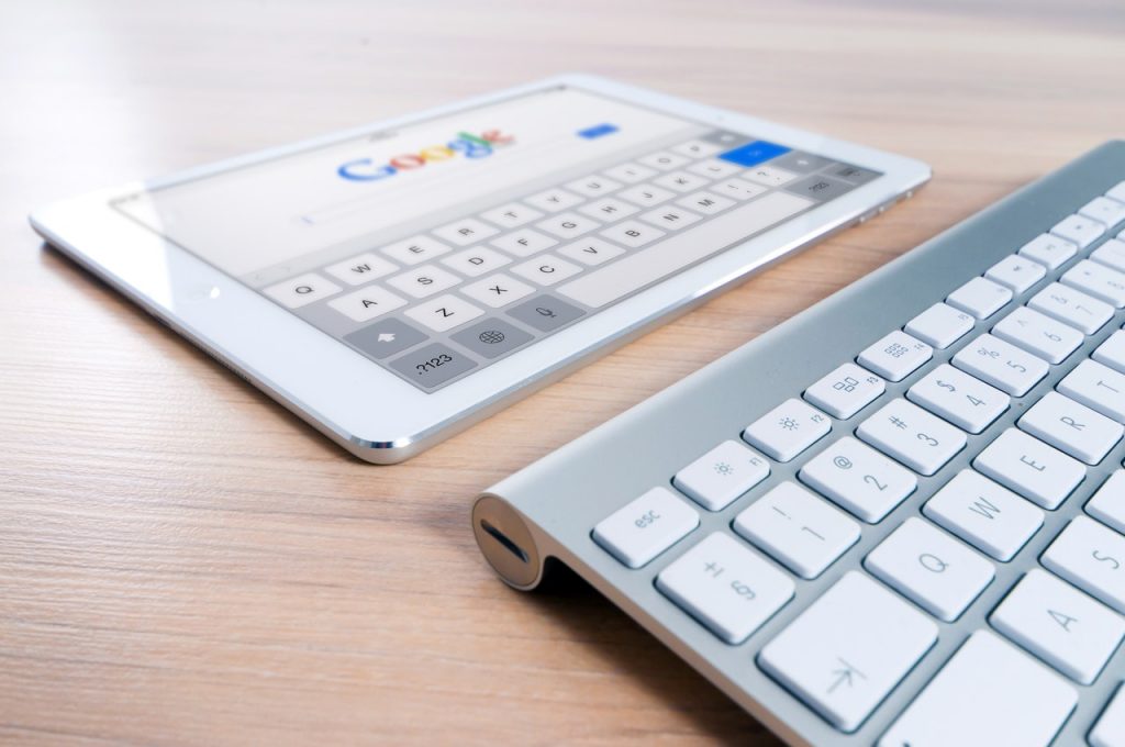 Планшет на столе с открытой стартовой страницей Google символизирует тему в статье, как ускорить индксацию страниц